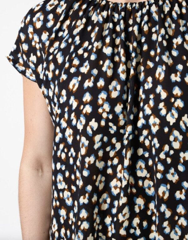 Clio Blouse Navy leopard - Image 4