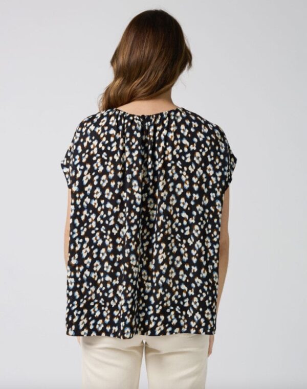 Clio Blouse Navy leopard - Image 3